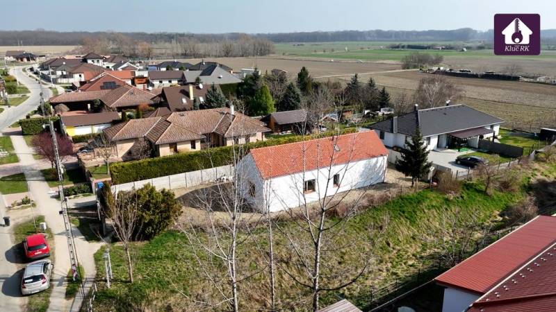 Nuova costruzione di una casa pittoresca su un ampio terreno.Rajka