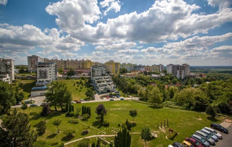 Appartamento con 4 camere da letto e balcone in zona tranquilla