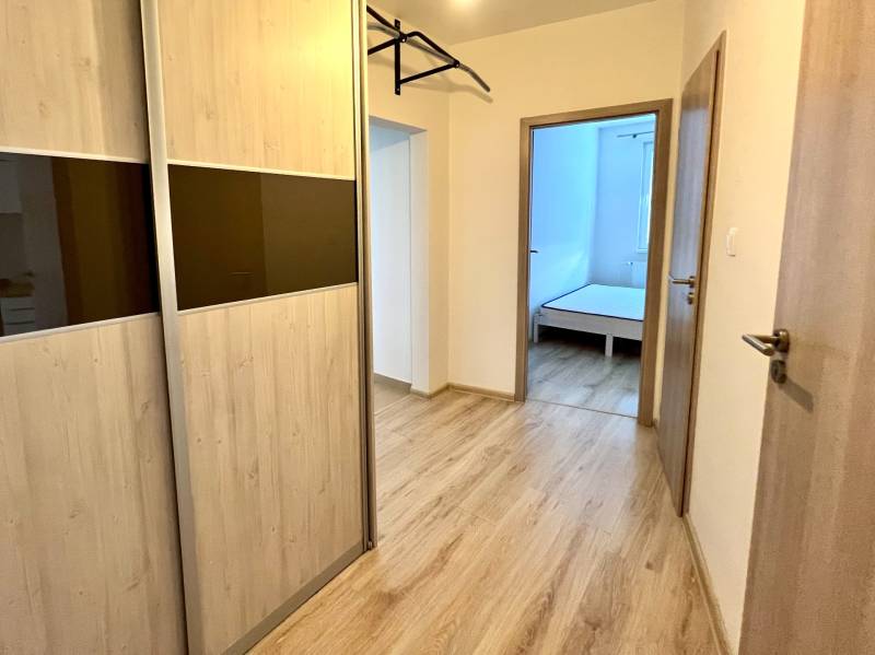 Appartamento con 4 camere da letto e balcone in zona tranquilla