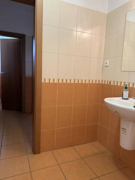 Affitto Magazzini e capannoni, Magazzini e capannoni, Šenkvická cesta,